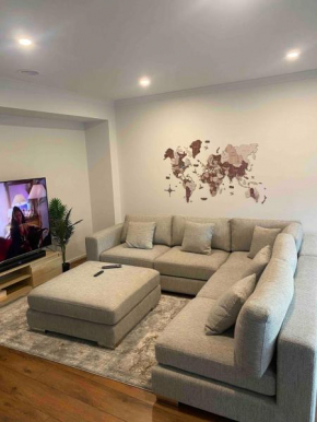 Modern Park Front Townhouse 5 Min Walk to Train